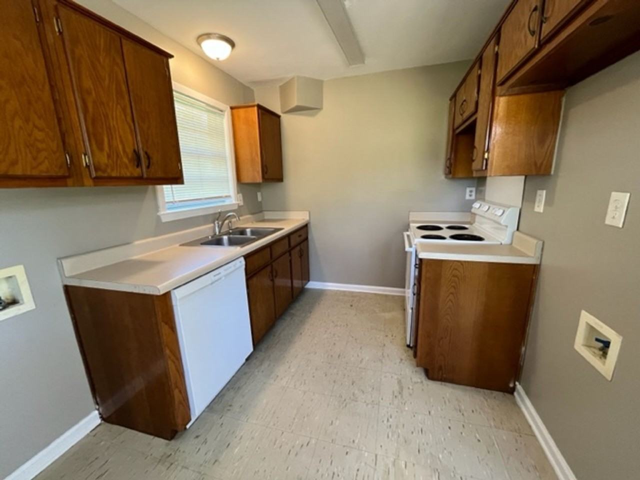 110 Ross Rd - Photo 3 of 8
