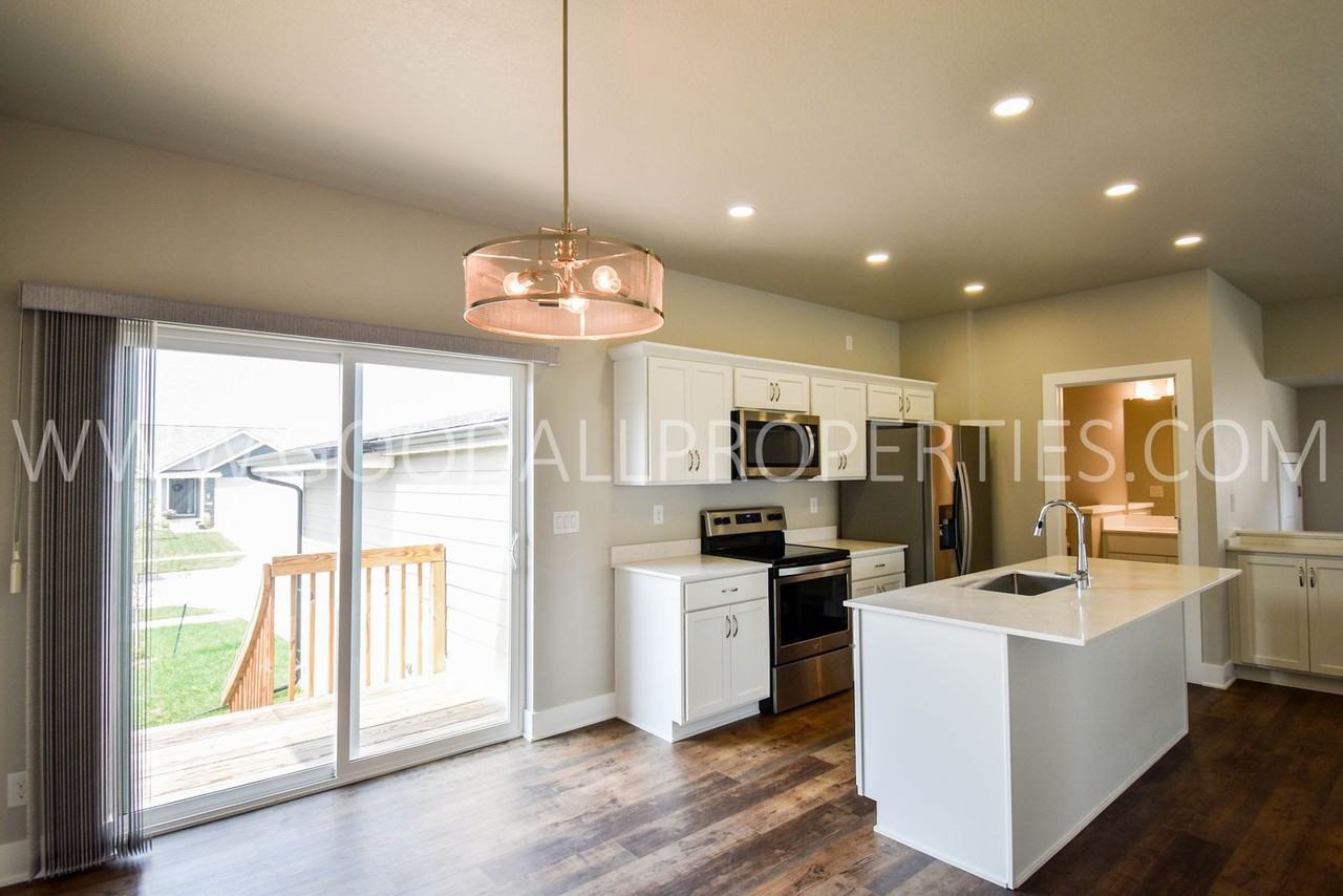 342 N Warrior Ln - Photo 2 of 35
