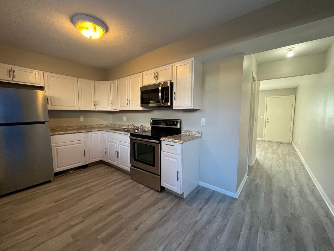 704 S Golfcrest Rd - Photo 4 of 7