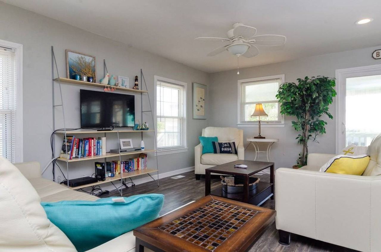 618 Carolina Beach Ave S - Photo 4 of 22