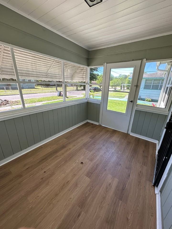 2149 College Cir N - Photo 3 of 17