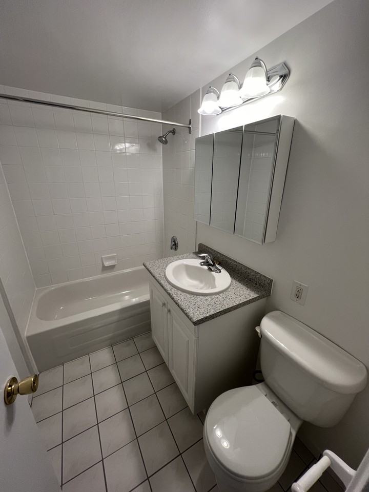 2121 Bathurst St - Photo 2 of 5