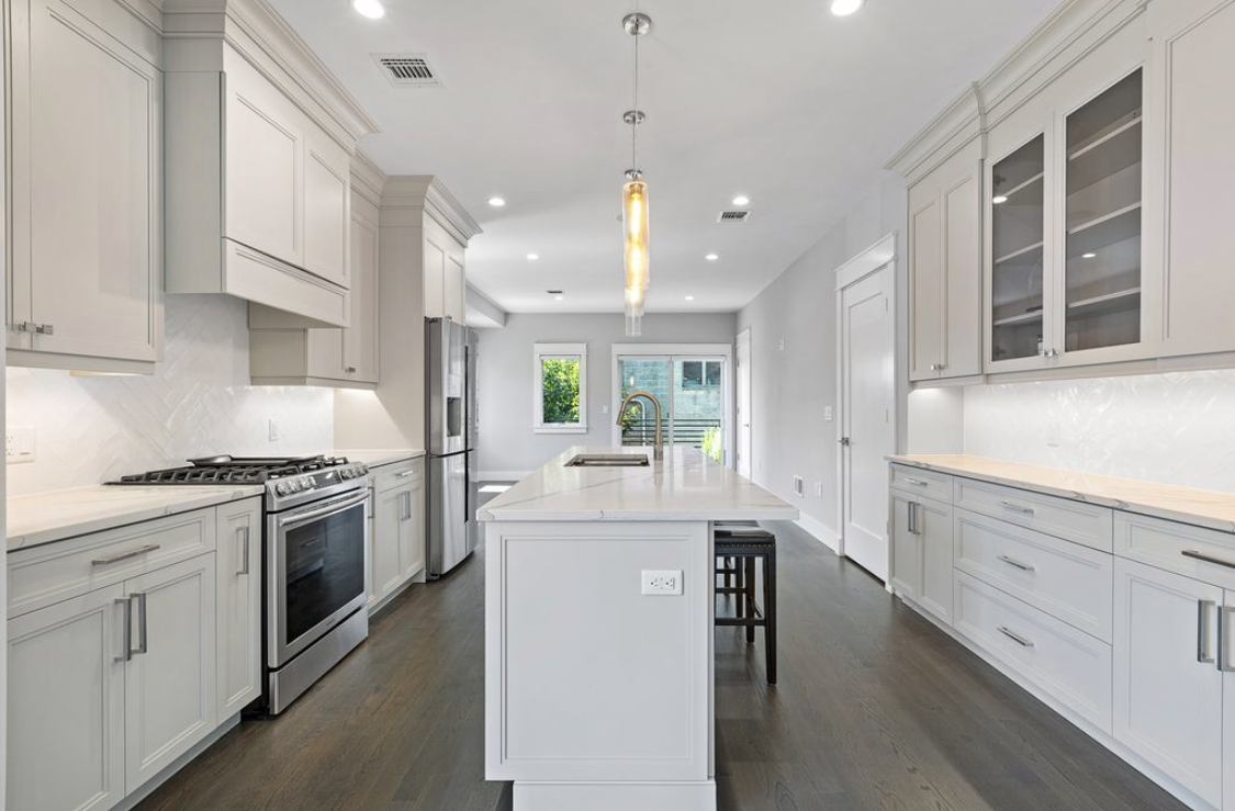 1639 Maple St - Photo 3 of 8