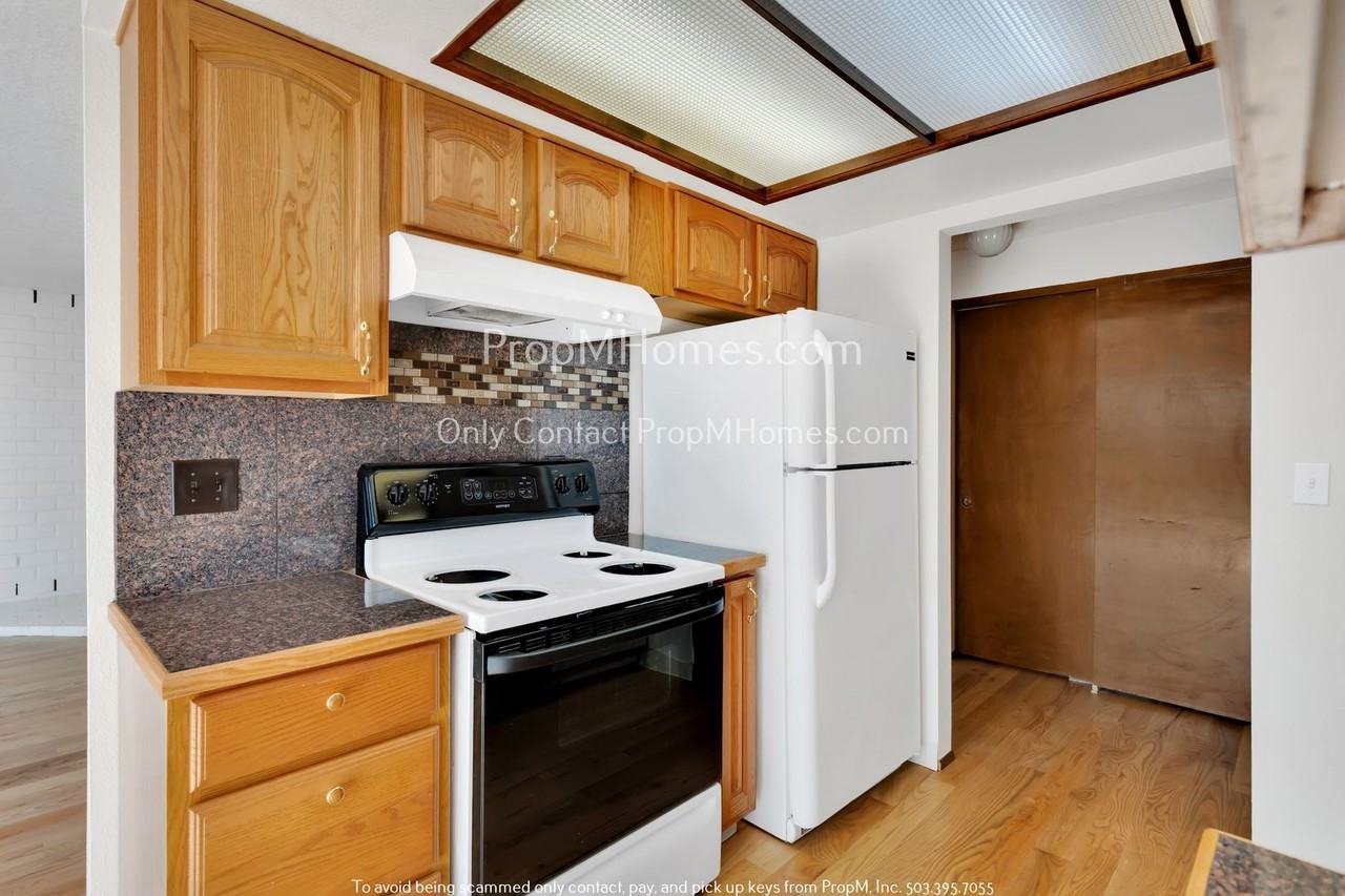 3232 Se 2nd St - Photo 3 of 24