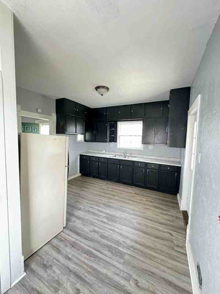 2002 Catalpa Ave - Photo 2 of 14