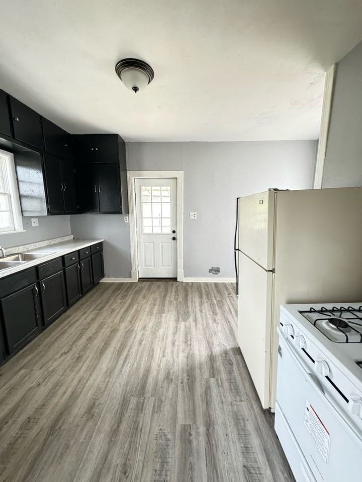 2002 Catalpa Ave - Photo 3 of 14