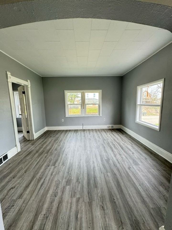 2002 Catalpa Ave - Photo 4 of 14
