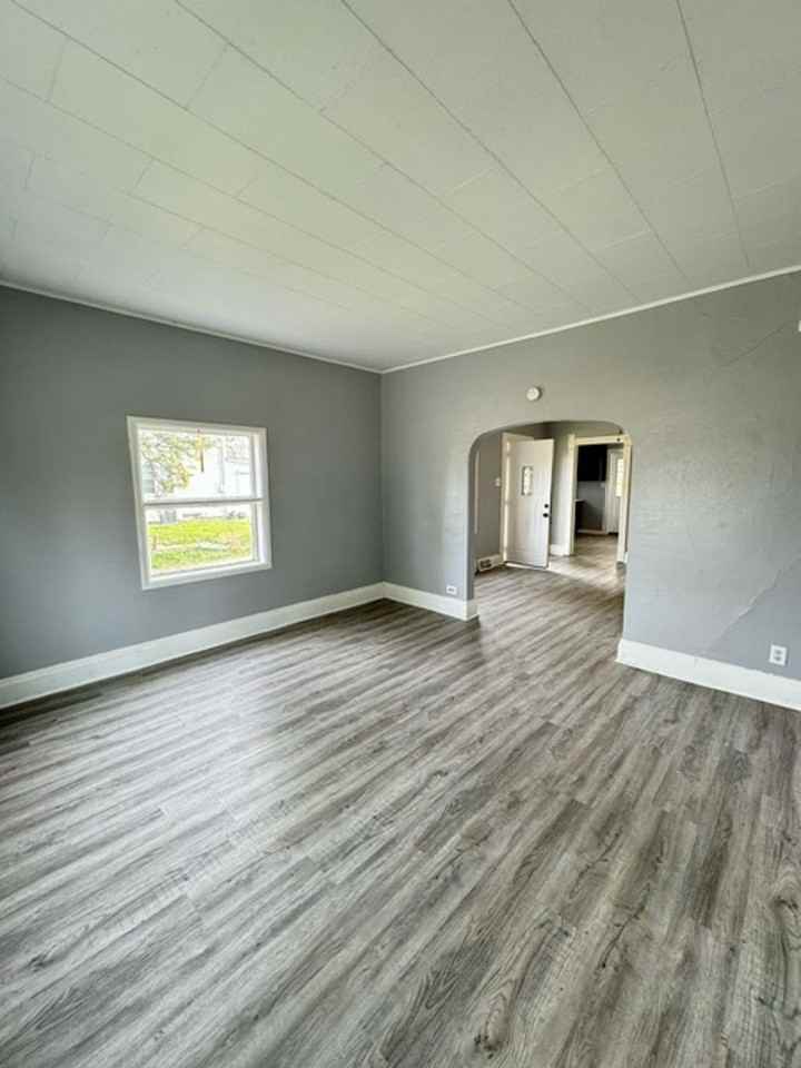 2002 Catalpa Ave - Photo 5 of 14