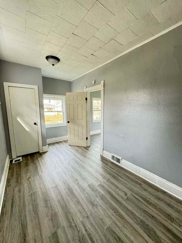 2002 Catalpa Ave - Photo 7 of 14