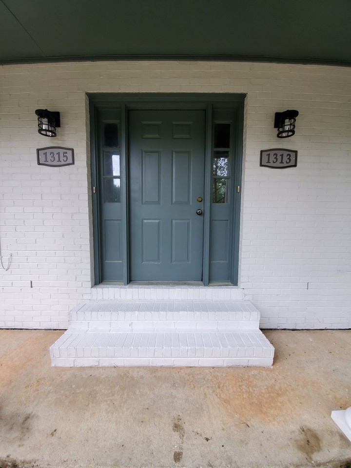 1313 Hampton Dr - Photo 2 of 10