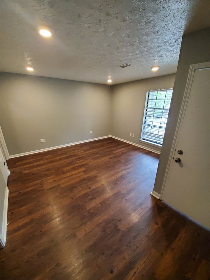 1313 Hampton Dr - Photo 3 of 10