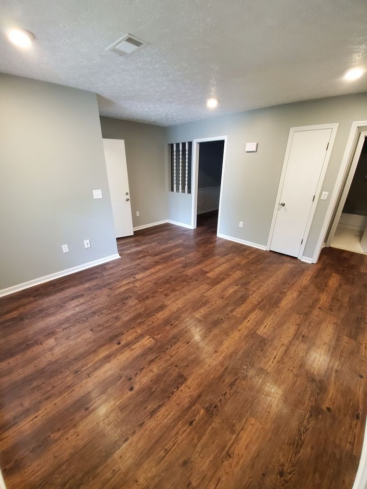 1313 Hampton Dr - Photo 4 of 10