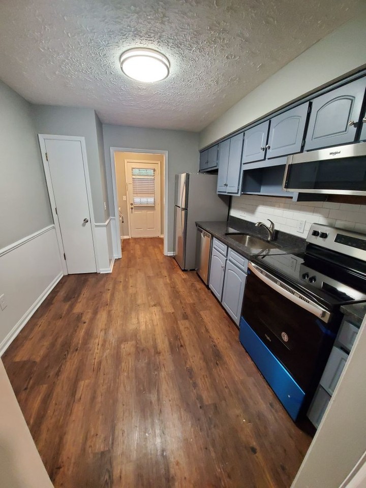 1313 Hampton Dr - Photo 5 of 10