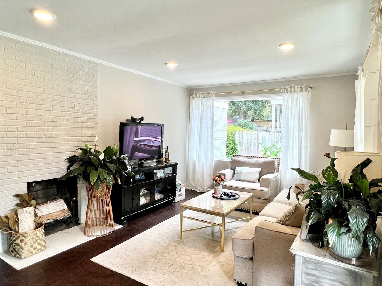 640 Manhasset Rd - Photo 4 of 17