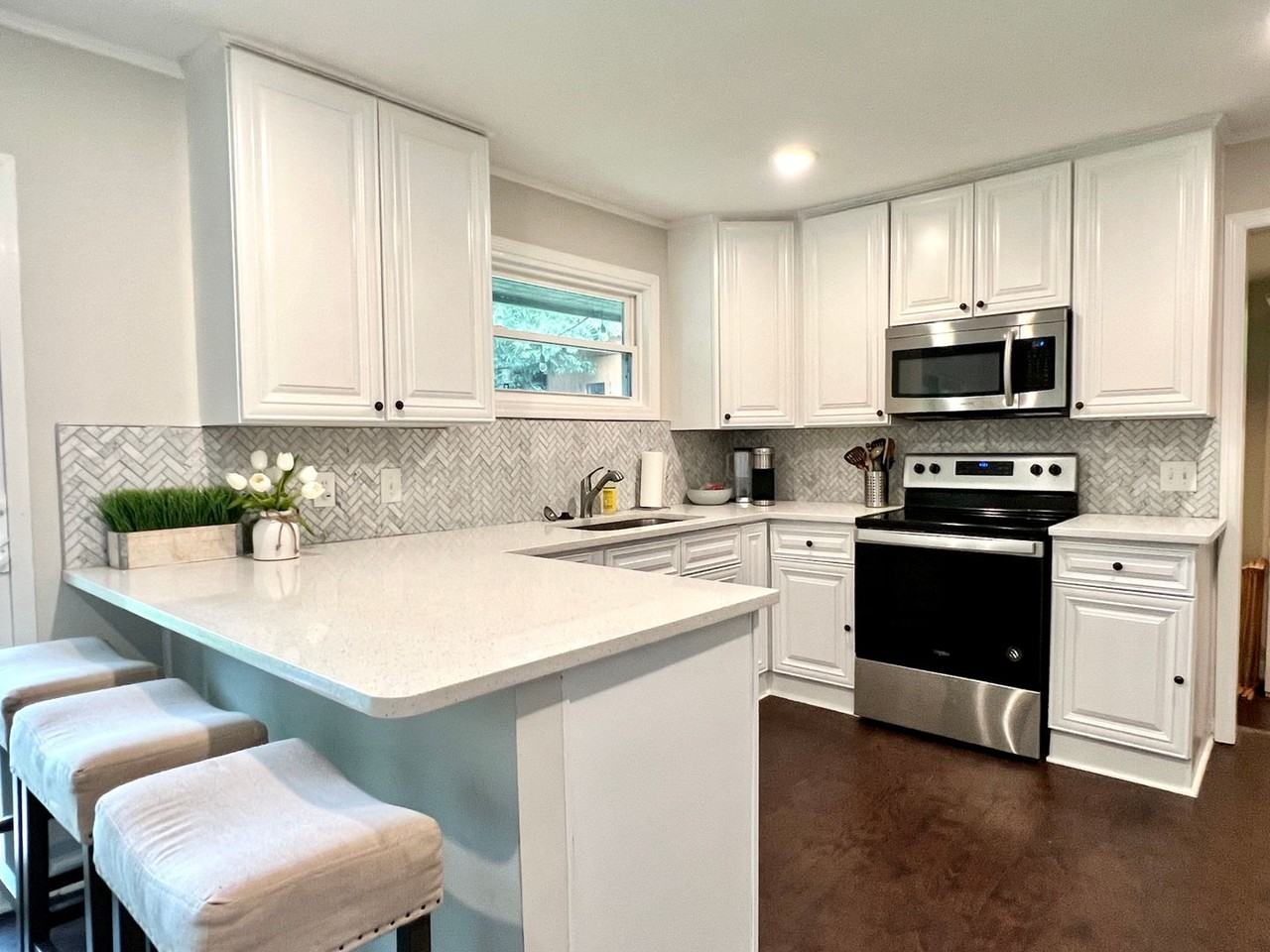 640 Manhasset Rd - Photo 6 of 17