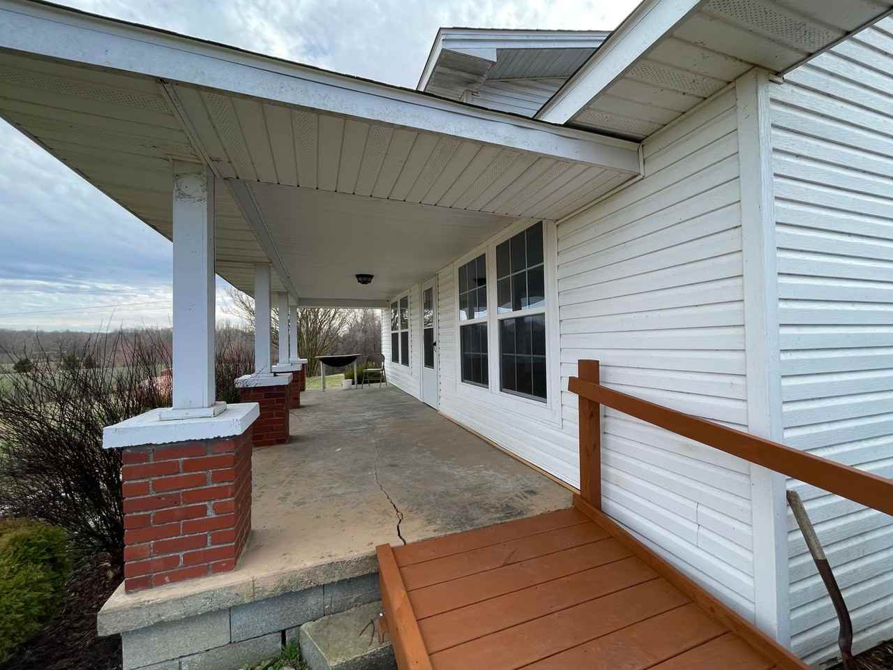 555 Hopewell Rd - Photo 3 of 35