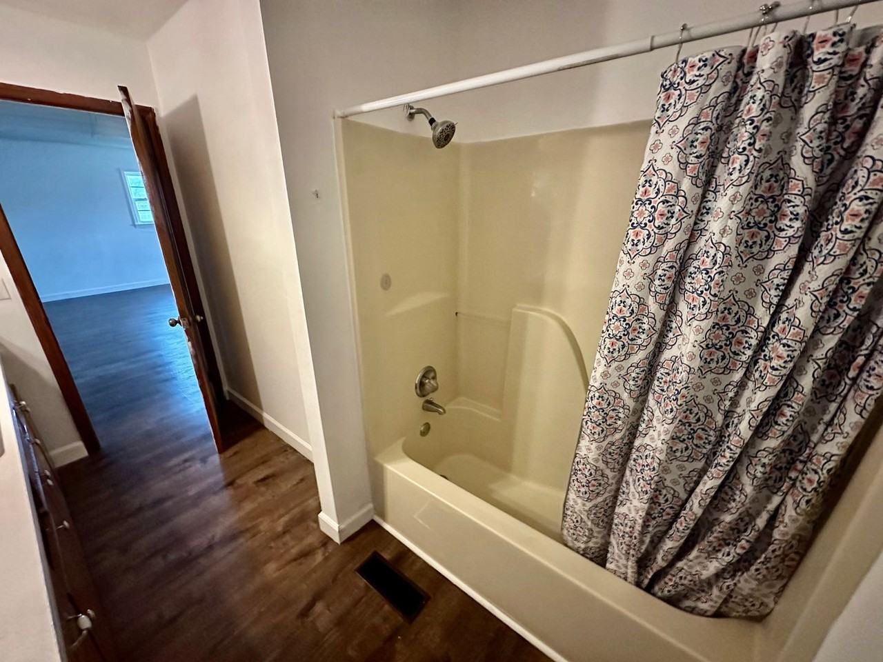 908/910 Bagwell drive - Photo 2 of 9