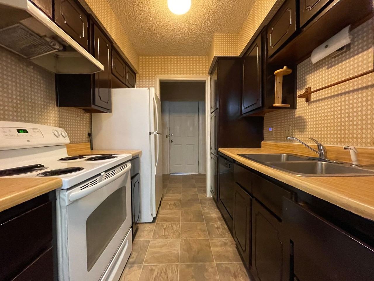 704 Lisa Ln - Photo 6 of 15