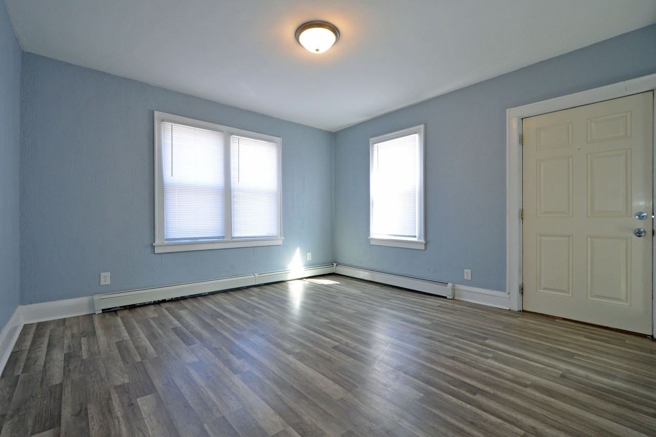 507 Avon St N - Photo 3 of 17