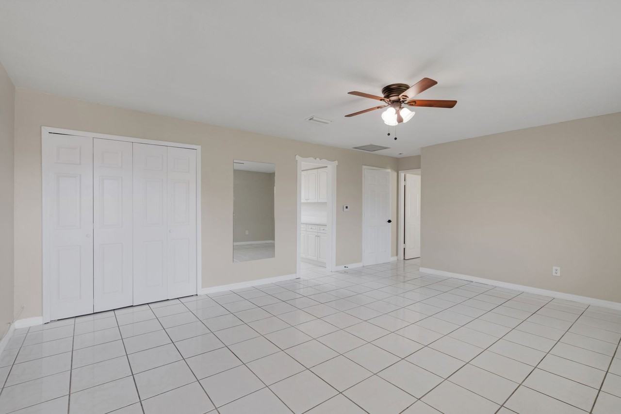 2927 Se 15th Pl #4 - Photo 3 of 15