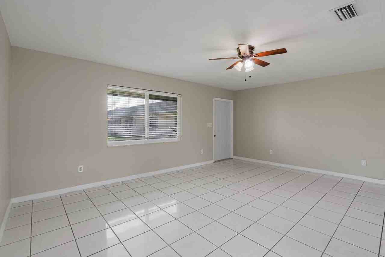 2927 Se 15th Pl #4 - Photo 7 of 15