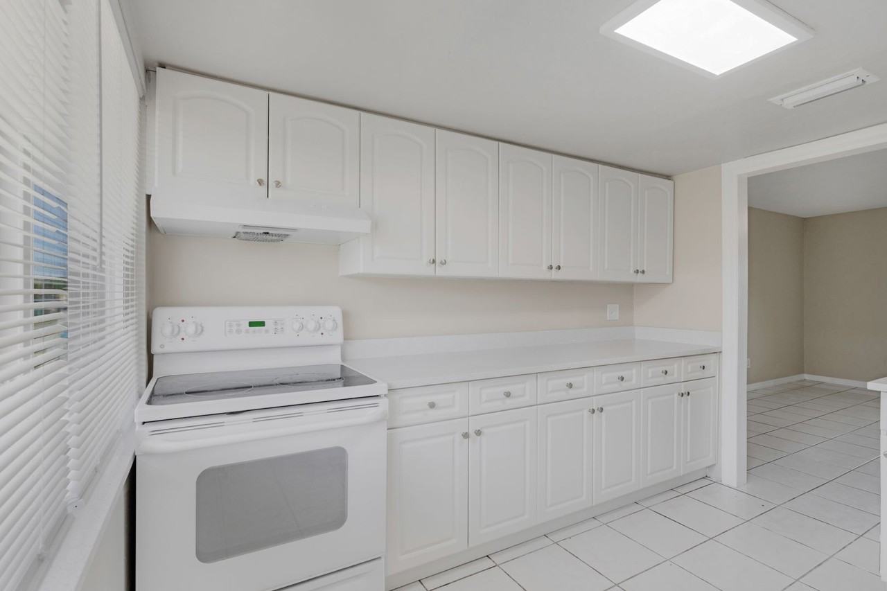 2927 Se 15th Pl #4 - Photo 2 of 15