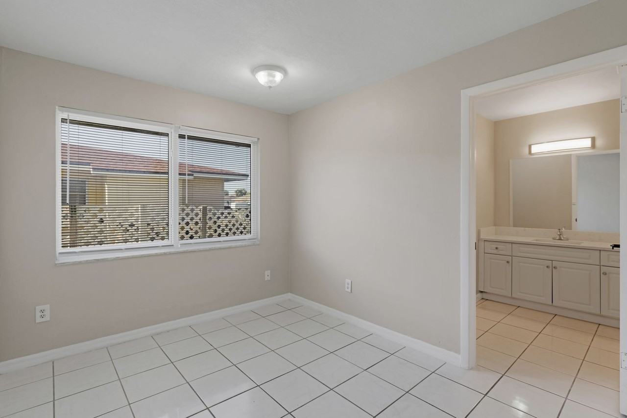 2927 Se 15th Pl #4 - Photo 6 of 15
