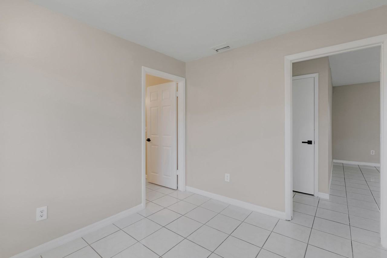 2927 Se 15th Pl #4 - Photo 5 of 15
