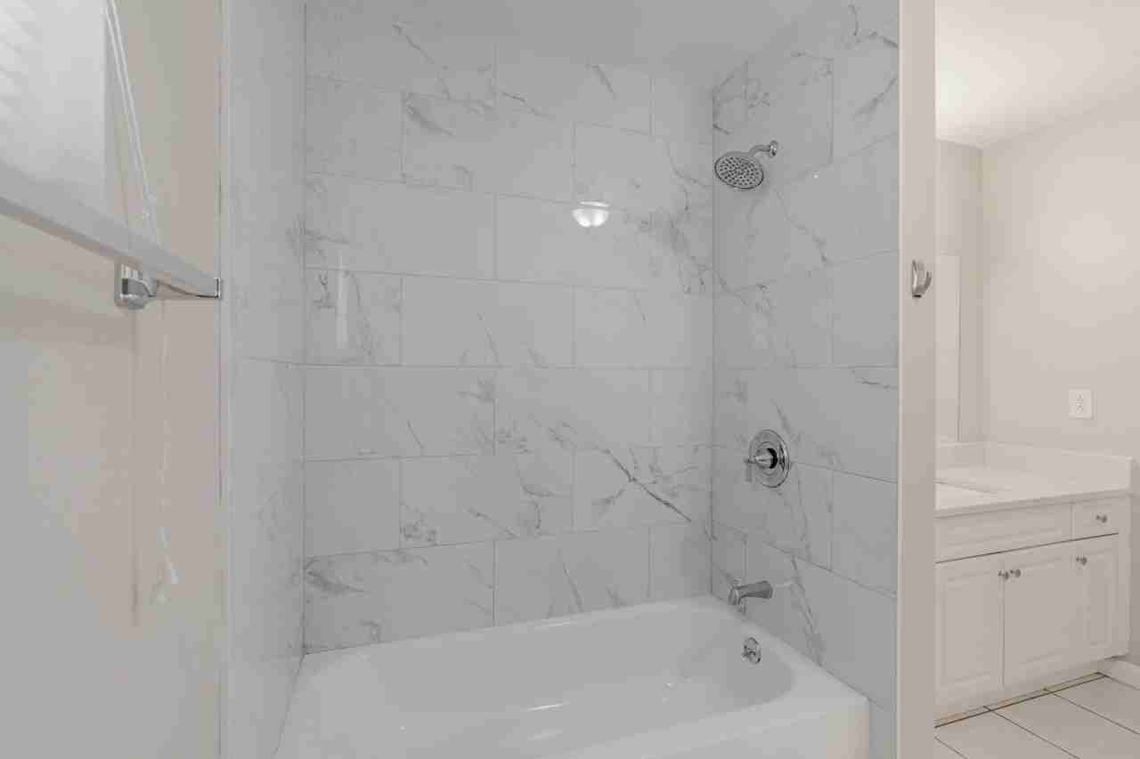 2927 Se 15th Pl #4 - Photo 4 of 15