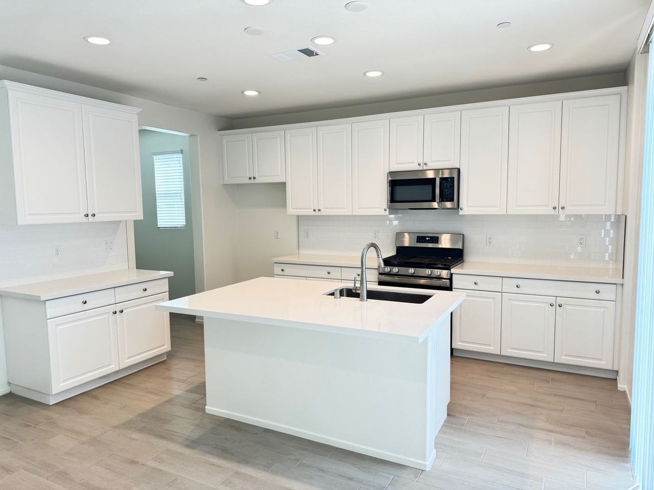 2114 E Jackman St - Photo 3 of 20