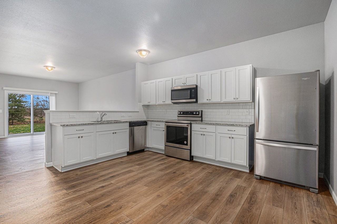 15903 Cedar St - Photo 2 of 26
