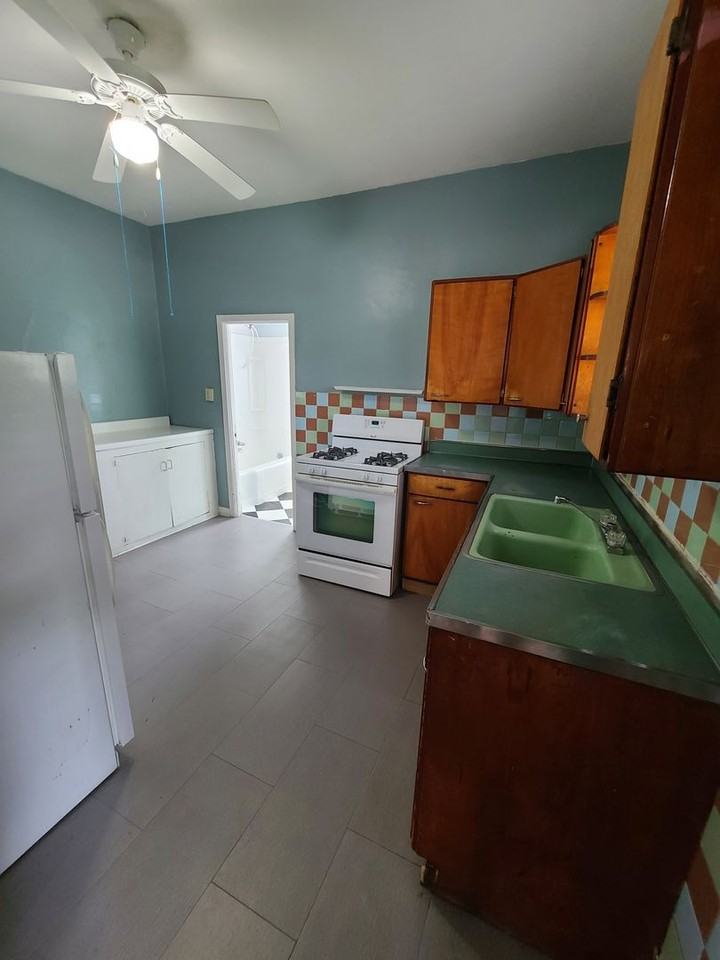 834 W 6th St - Photo 4 of 10