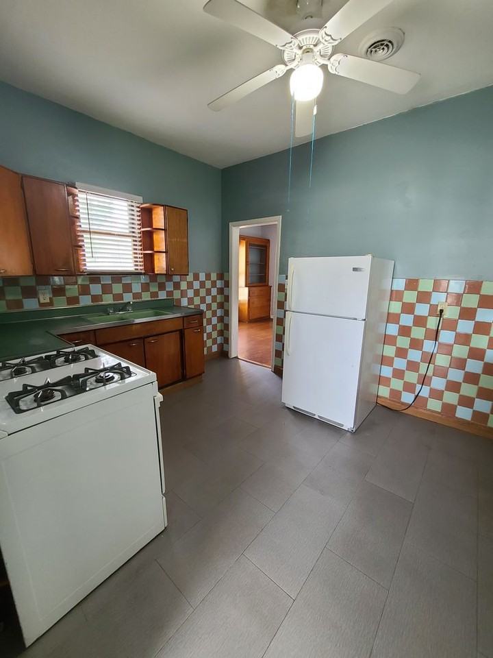 834 W 6th St - Photo 5 of 10