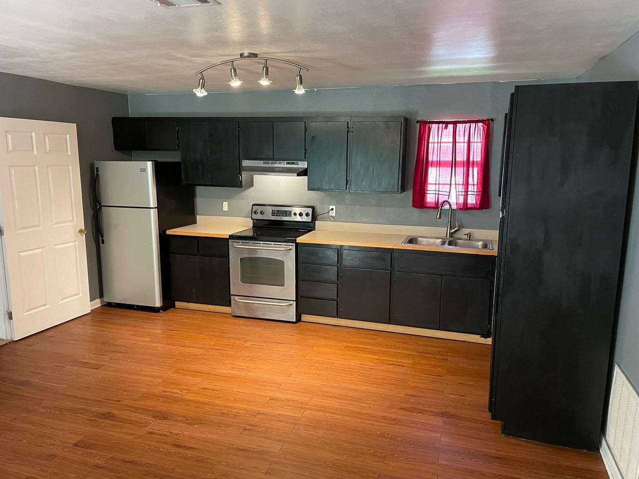 1613 Clay St - Photo 2 of 14