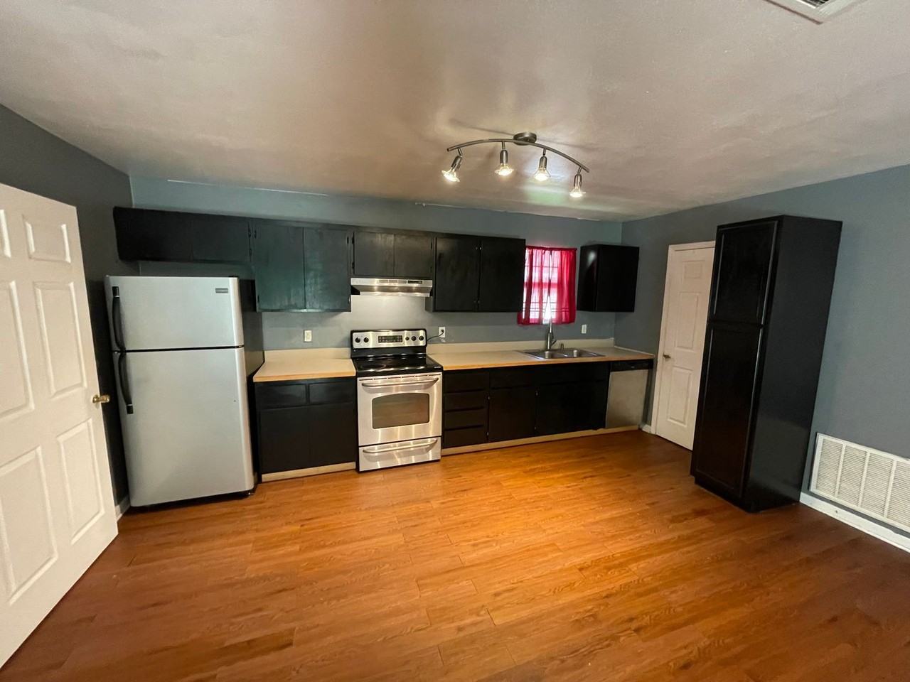 1613 Clay St - Photo 4 of 15