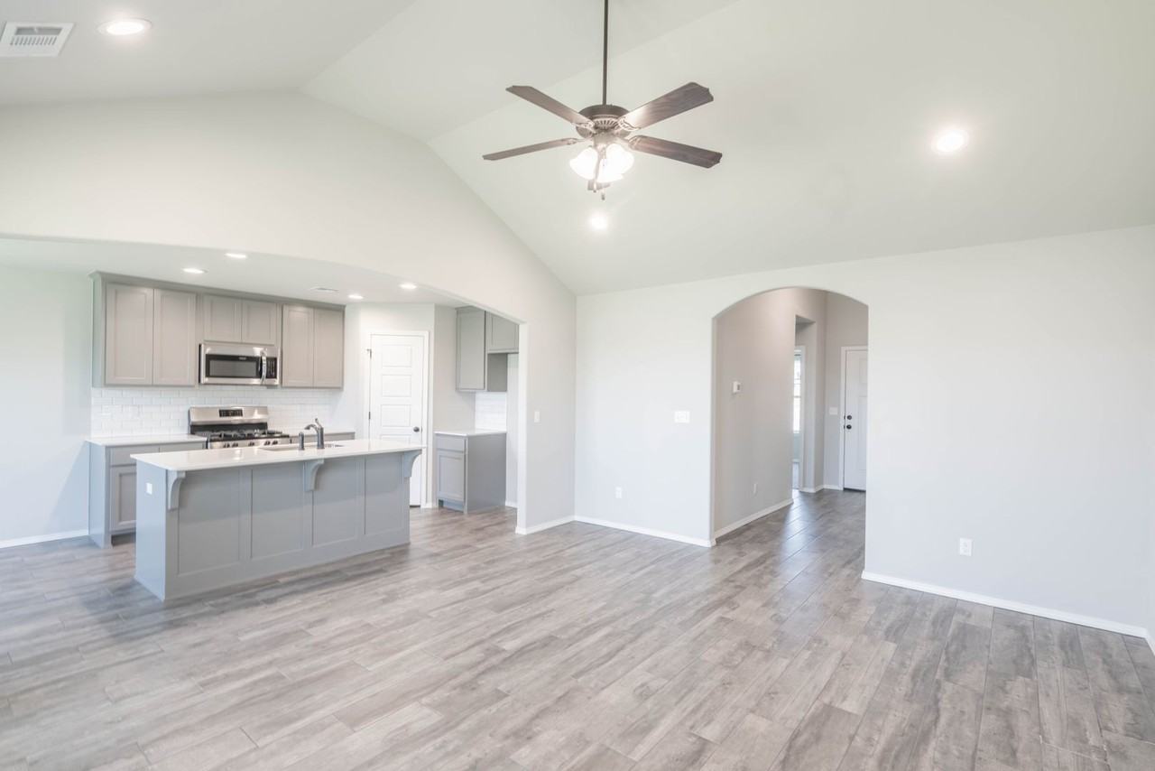 6800 S 20th St - Photo 4 of 28