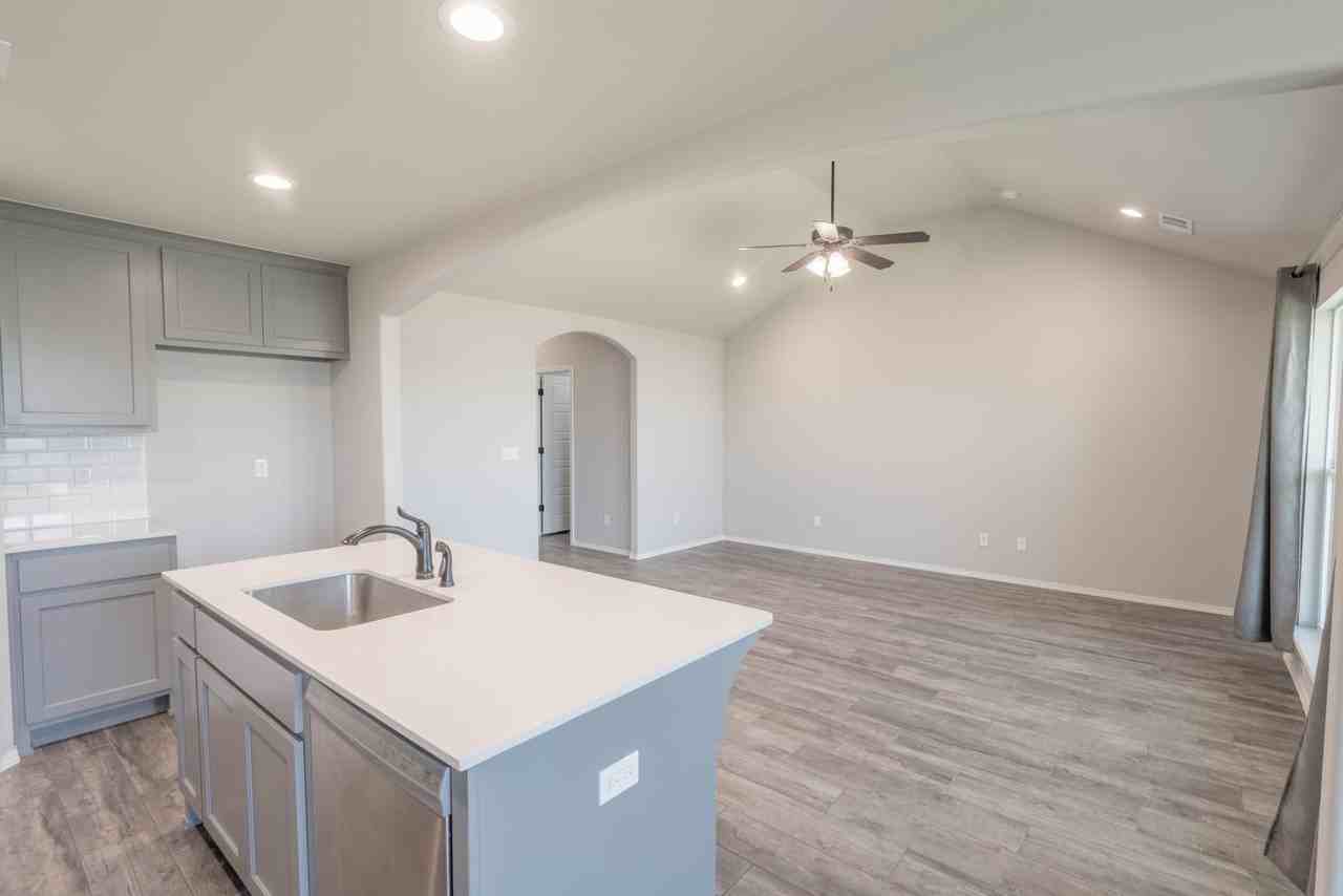 6800 S 20th St - Photo 6 of 28