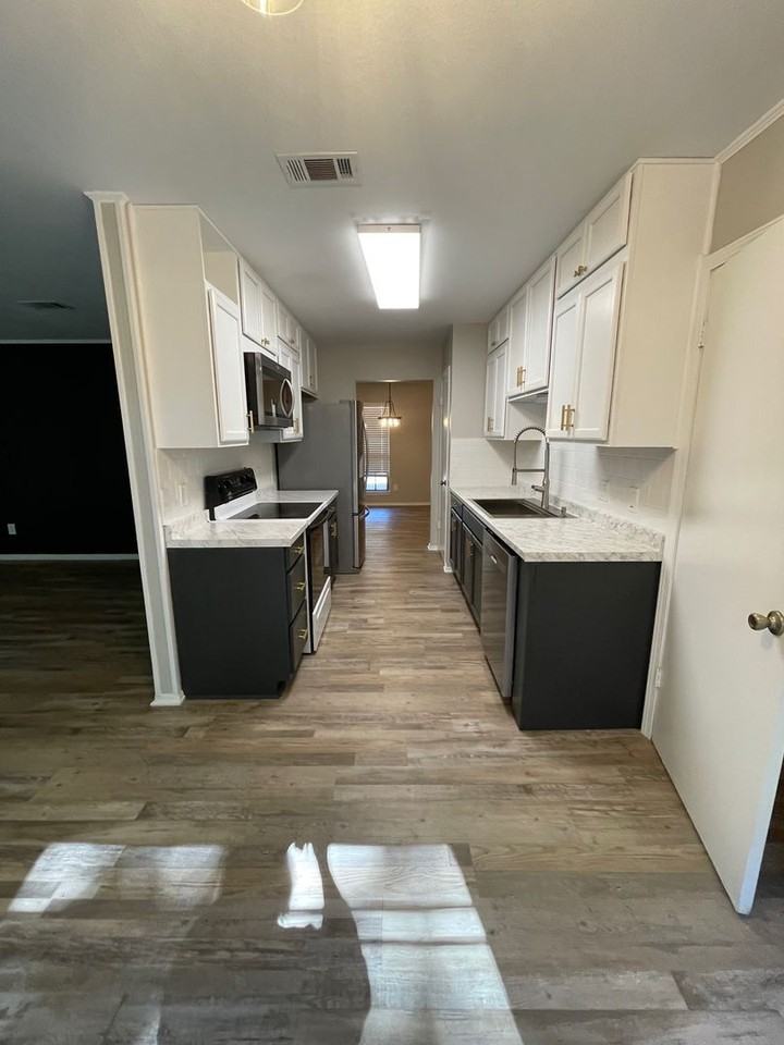 4615 Gladstone Dr - Photo 5 of 36