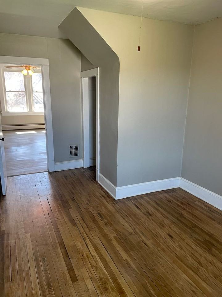 10516 Railroad Ave - Photo 2 of 12