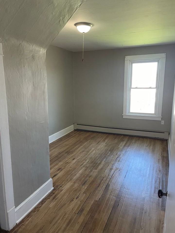 10516 Railroad Ave - Photo 3 of 12