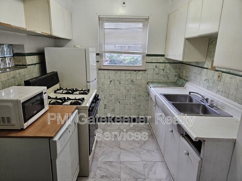 2437 Vera Ave #1 - Photo 2 of 10