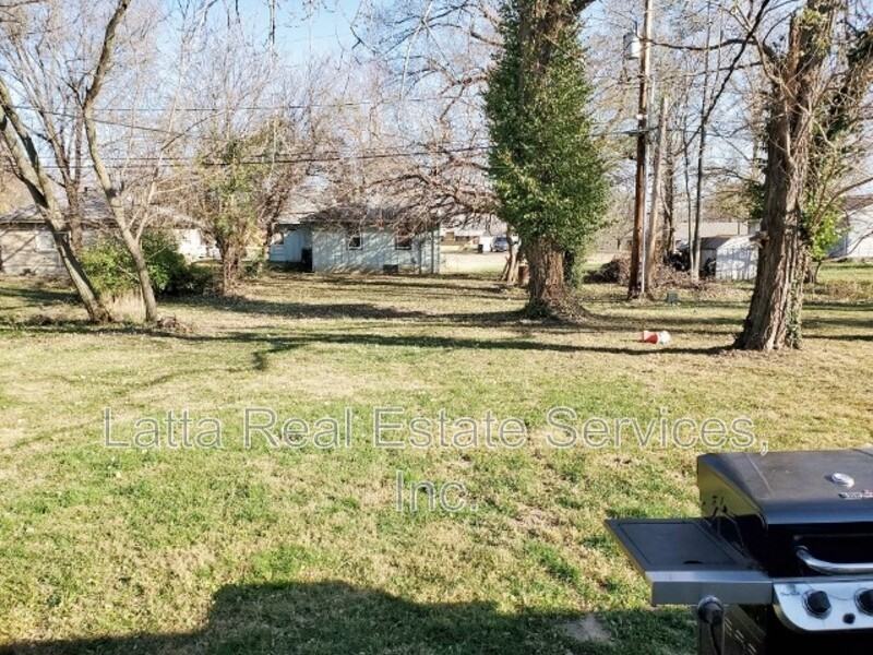 105 S Glenwood Ave - Photo 3 of 11