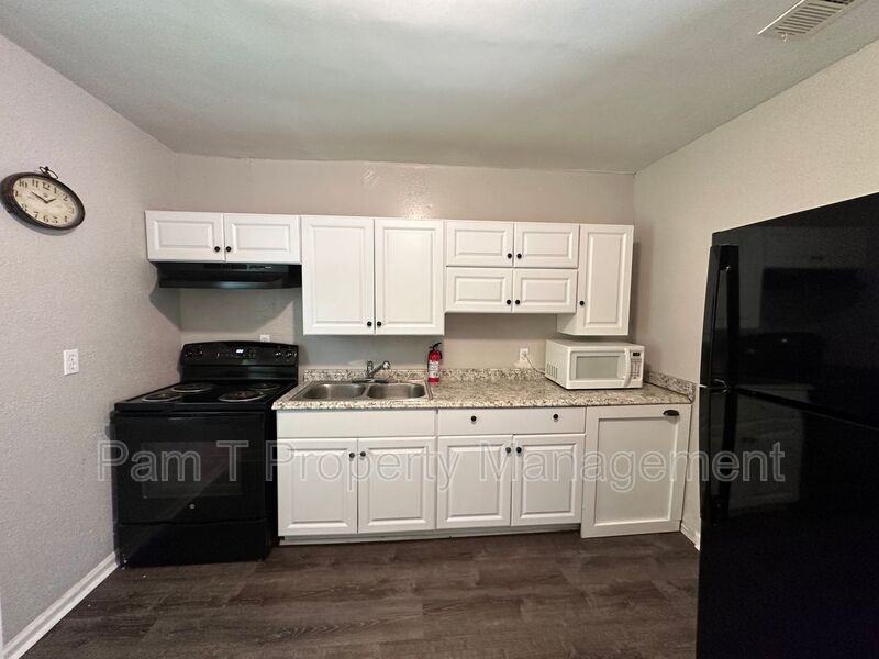 1920 Lloyd St - Photo 2 of 10