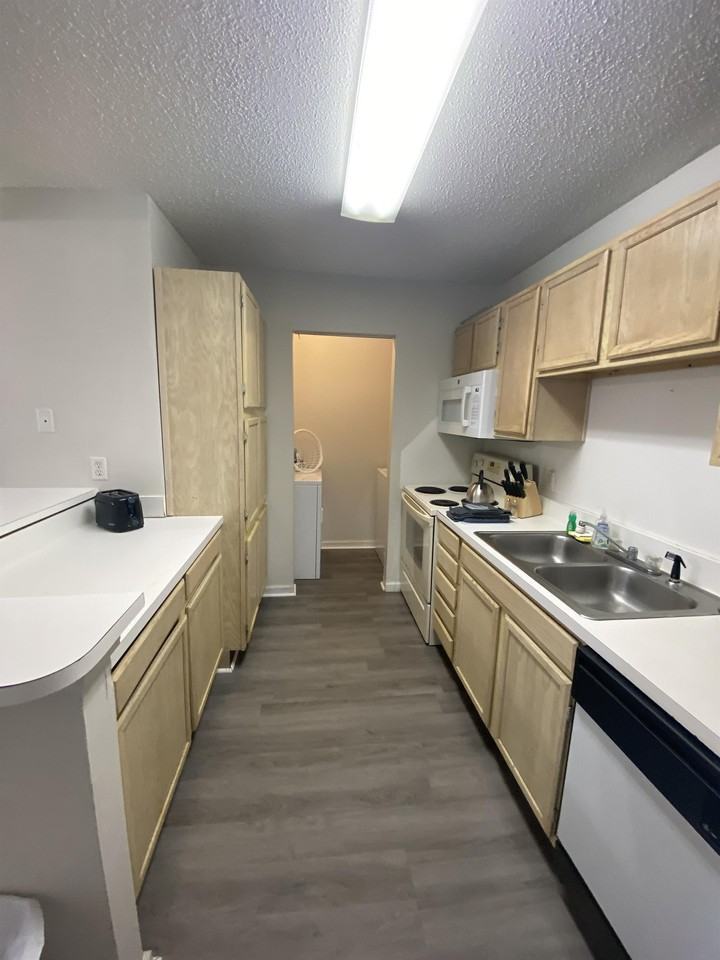 Waterforde Place Apartments - Photo 2 of 14