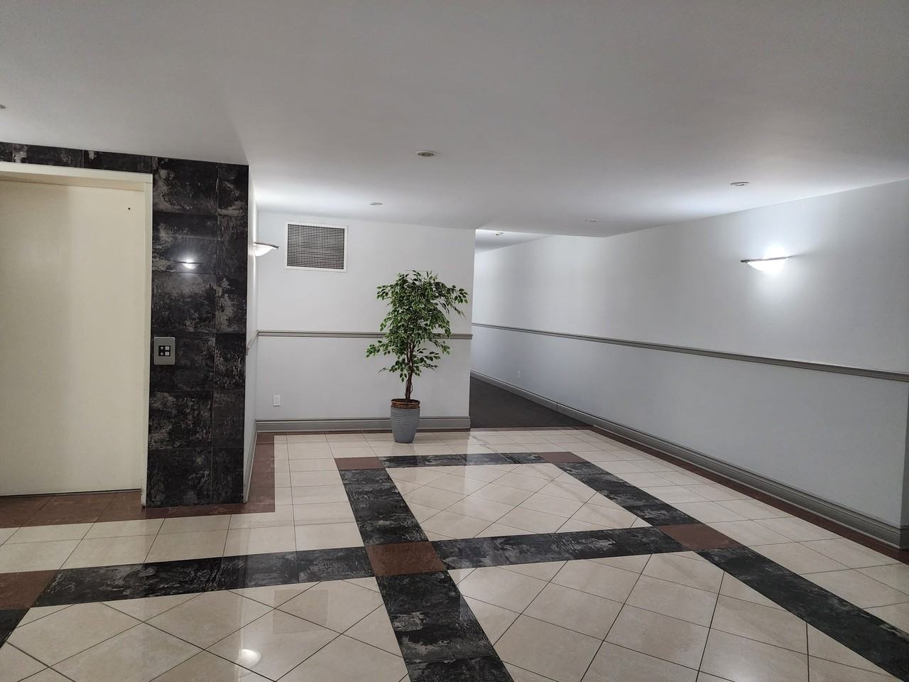 4475 Boulevard Saint-Jean #309 - Photo 2 of 14