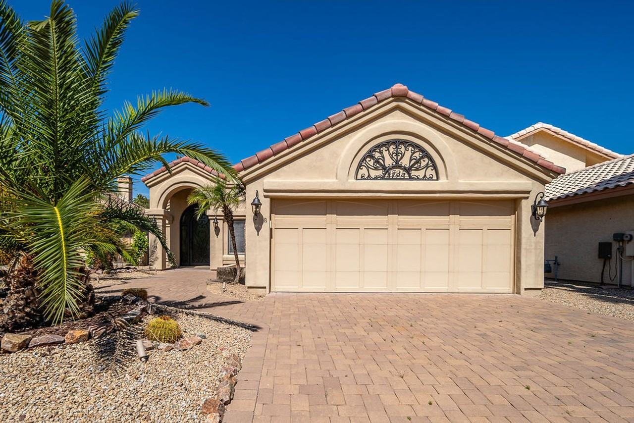 4725 N Brookview Ter - Photo 2 of 50