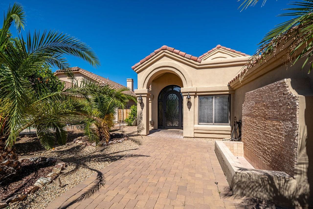 4725 N Brookview Ter - Photo 3 of 50