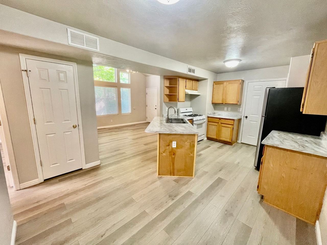 908 W 180 S - Photo 6 of 20