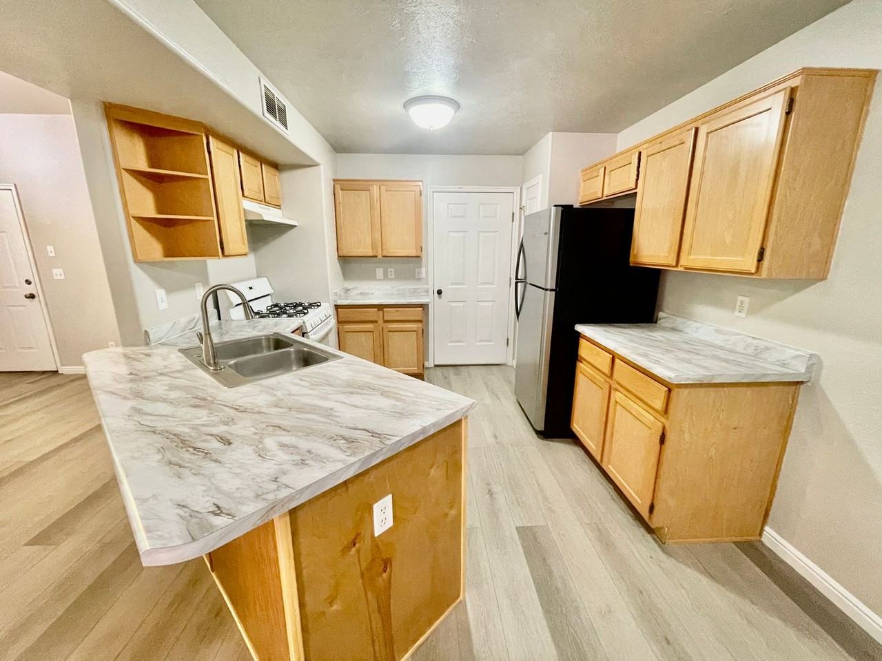 908 W 180 S - Photo 7 of 20