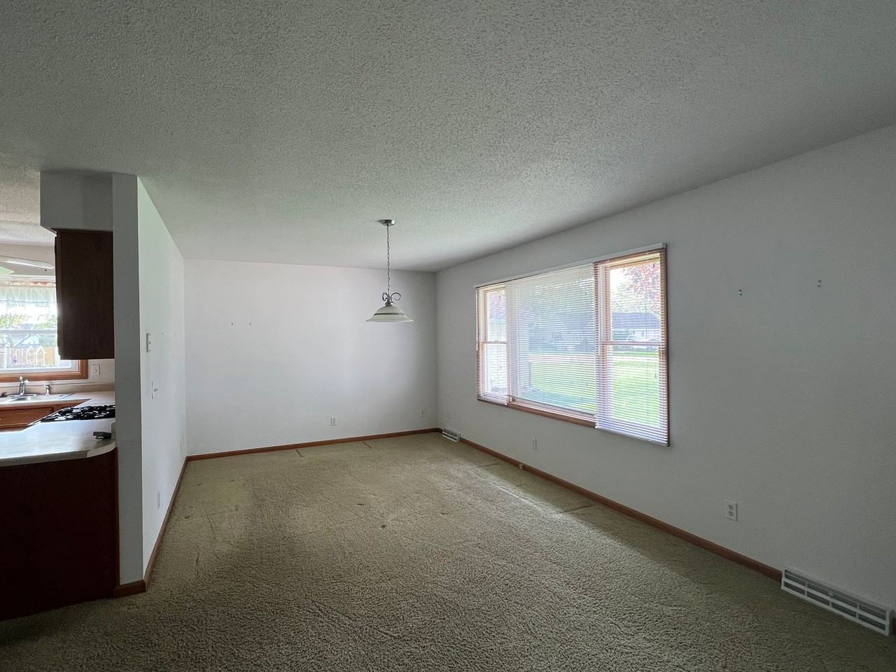 613 E Chestnut St - Photo 2 of 12